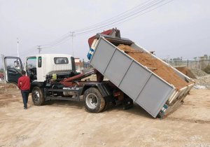 大运5方勾臂式渣滓车试车中