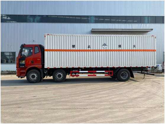 6X2束缚J6L厢式运输车